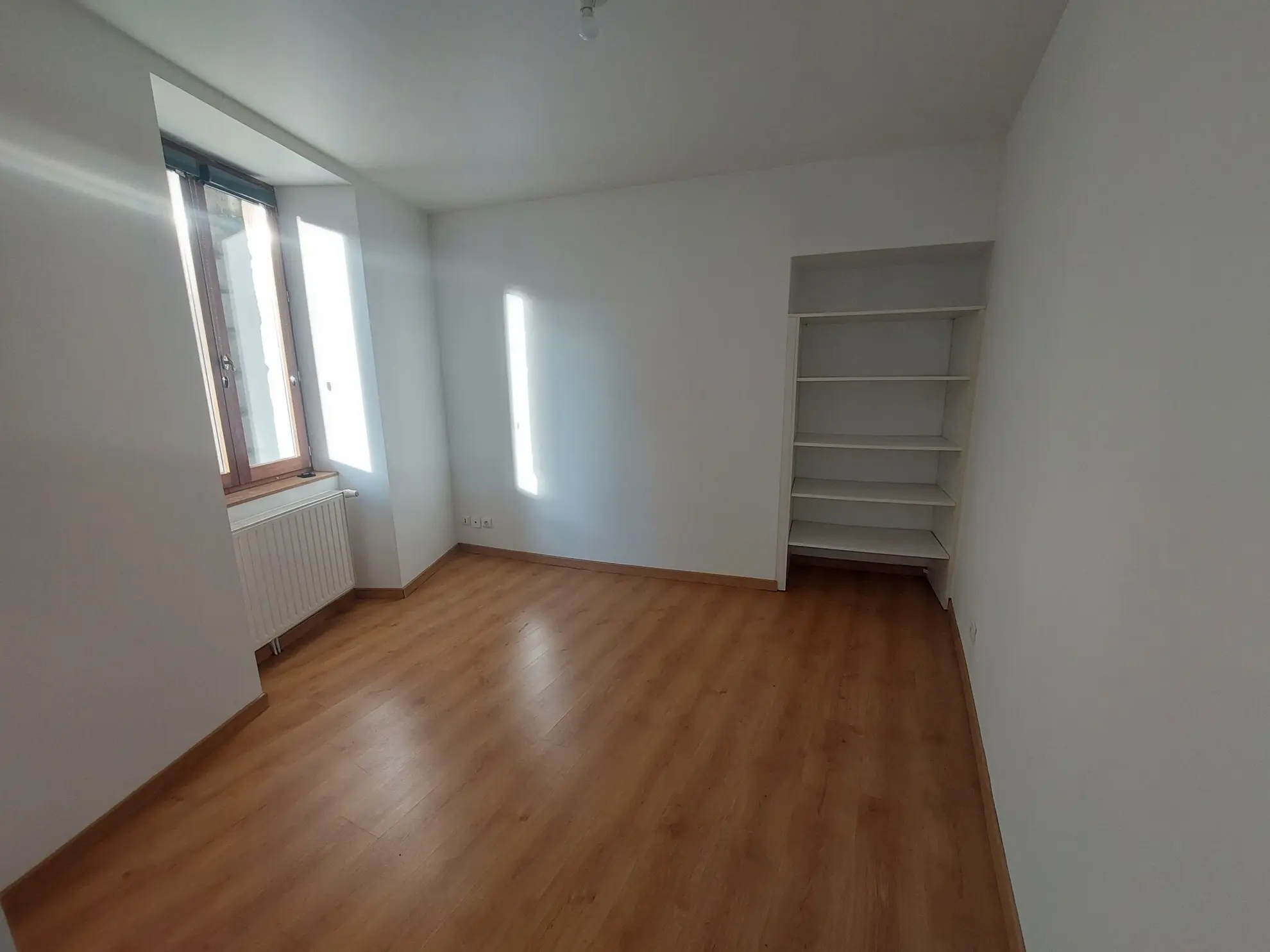Appartement authentique en pierre au cœur de Montbrison, 82 m² 