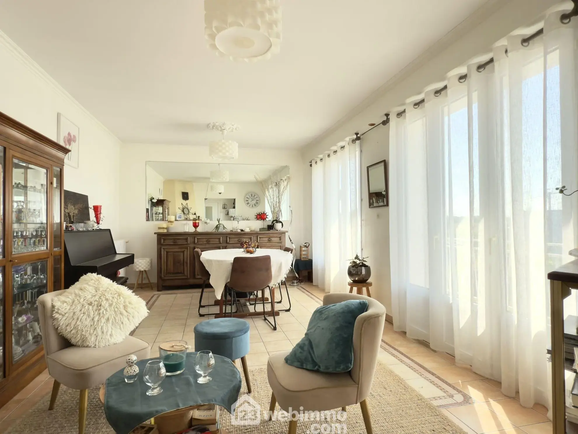 Maison spacieuse avec grands volumes et potentiel à Longué-Jumelles 