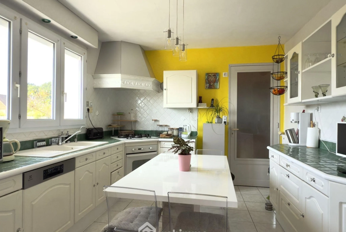 Maison spacieuse avec grands volumes et potentiel à Longué-Jumelles 