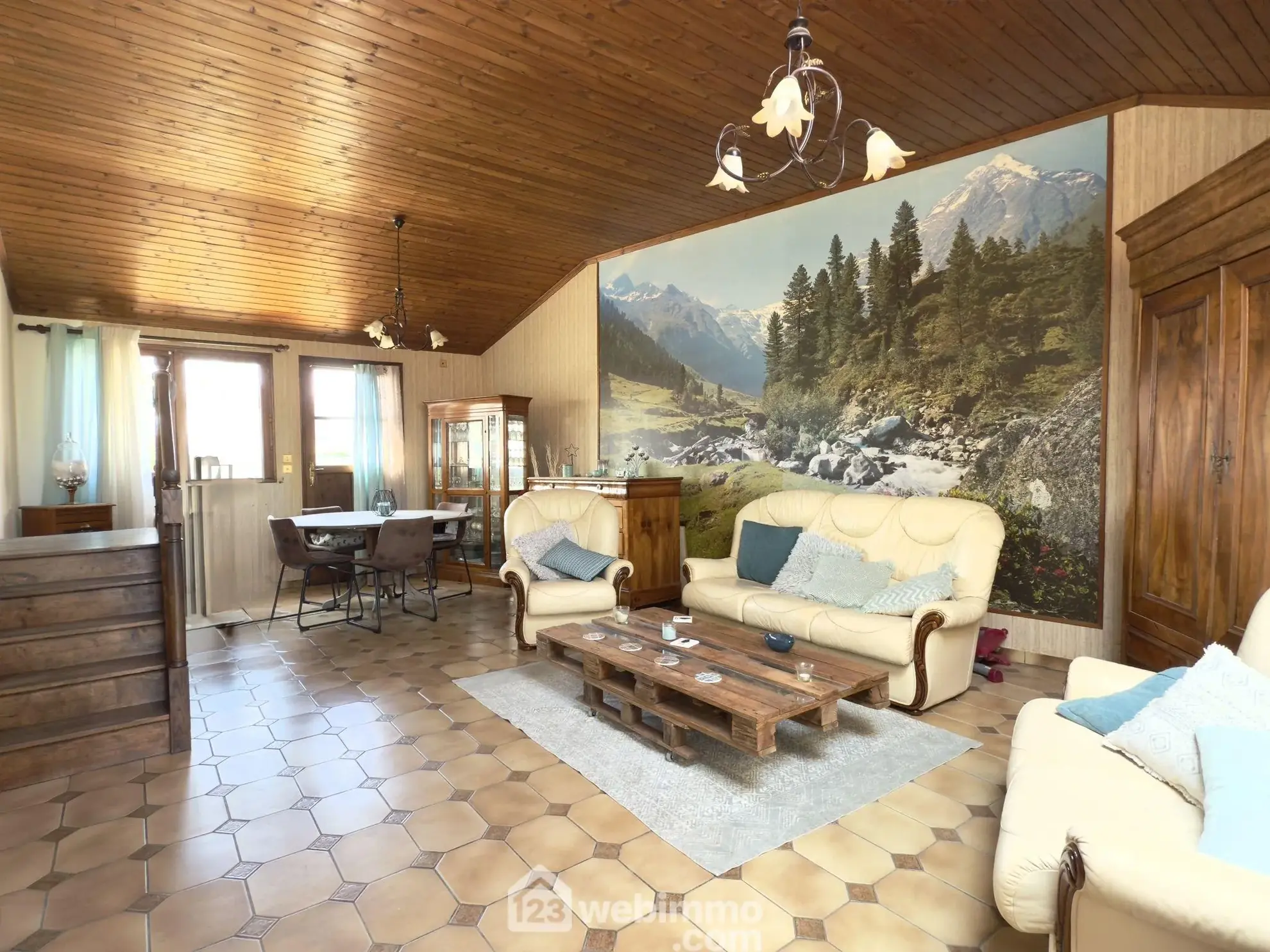 Maison spacieuse avec grands volumes et potentiel à Longué-Jumelles 