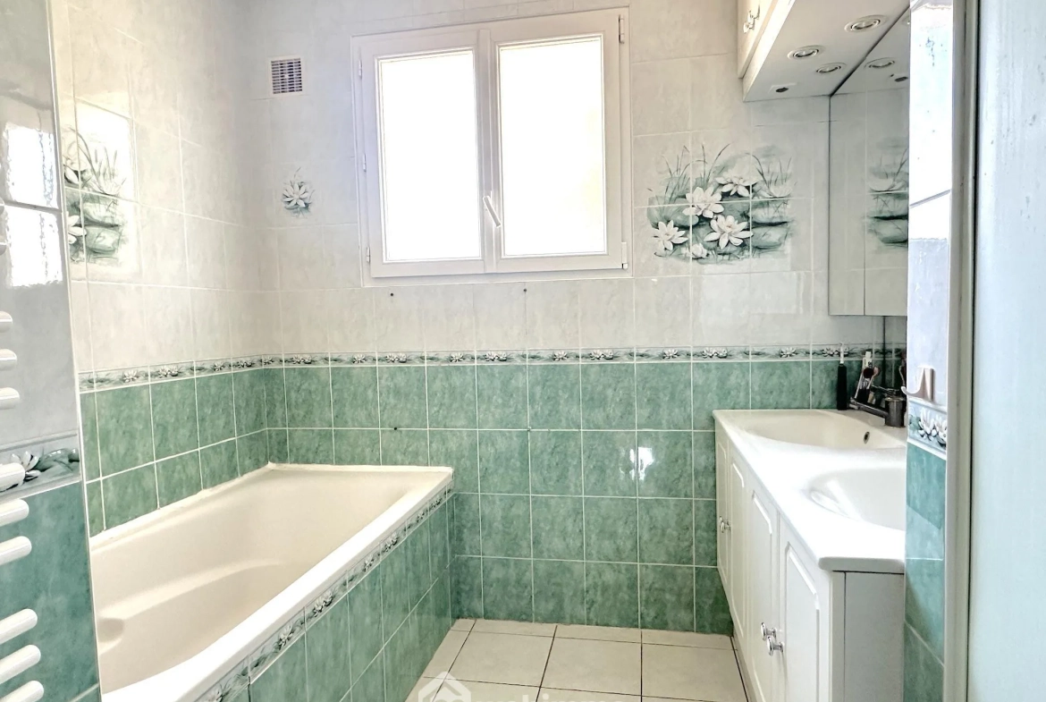 Maison spacieuse avec grands volumes et potentiel à Longué-Jumelles 