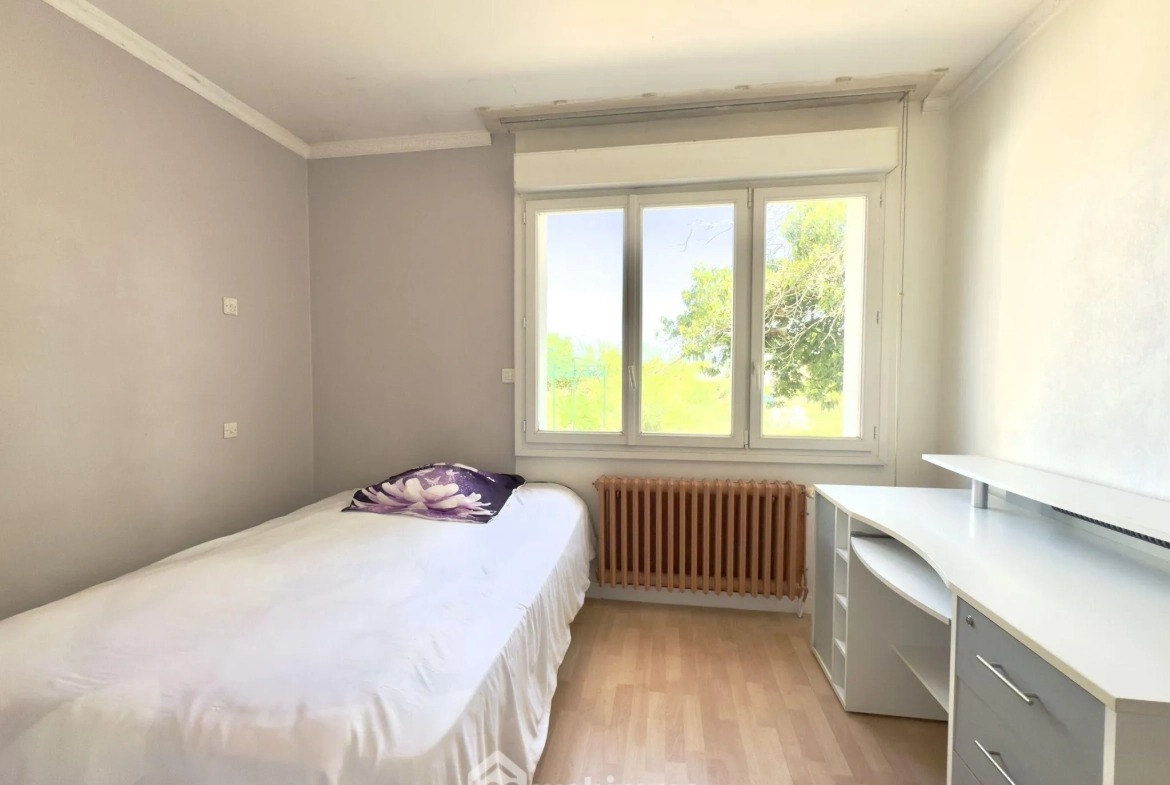 Maison spacieuse avec grands volumes et potentiel à Longué-Jumelles 