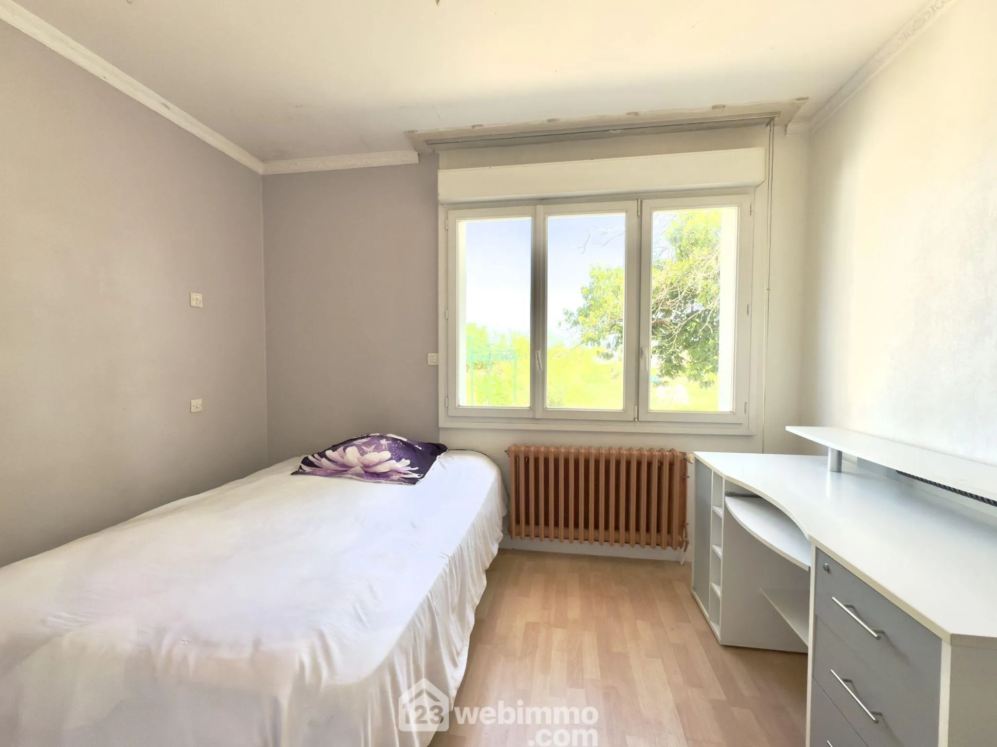 Maison spacieuse avec grands volumes et potentiel à Longué-Jumelles 