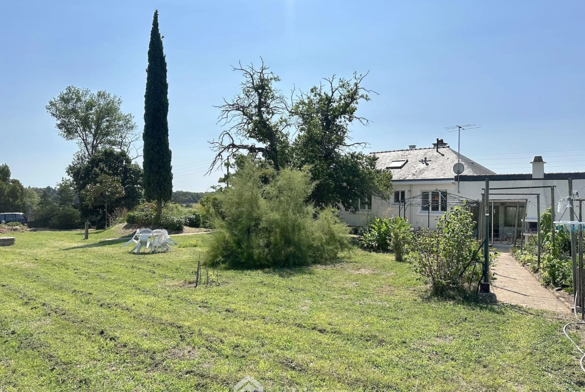 Maison spacieuse avec grands volumes et potentiel à Longué-Jumelles 