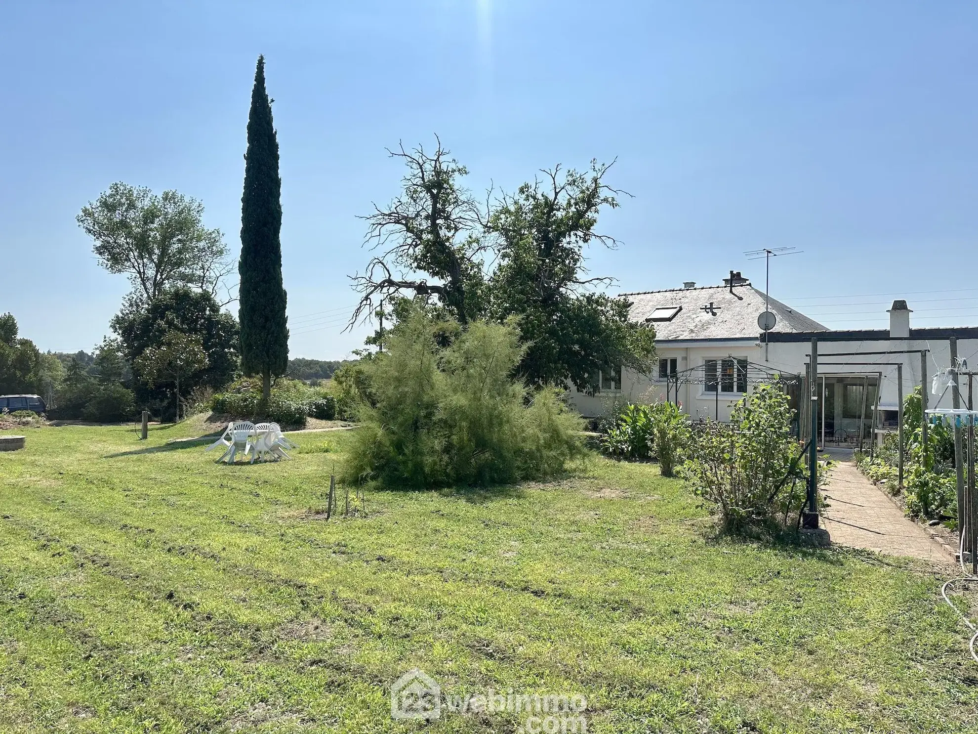Maison spacieuse avec grands volumes et potentiel à Longué-Jumelles 