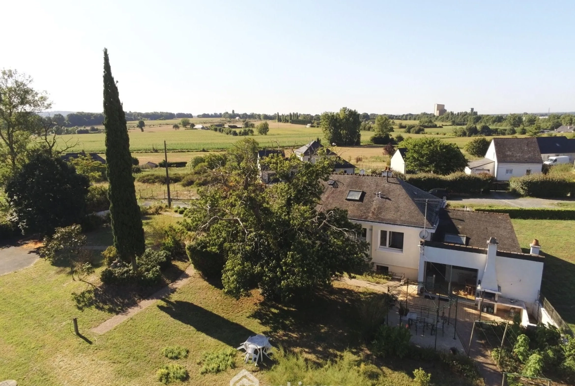 Maison spacieuse avec grands volumes et potentiel à Longué-Jumelles 