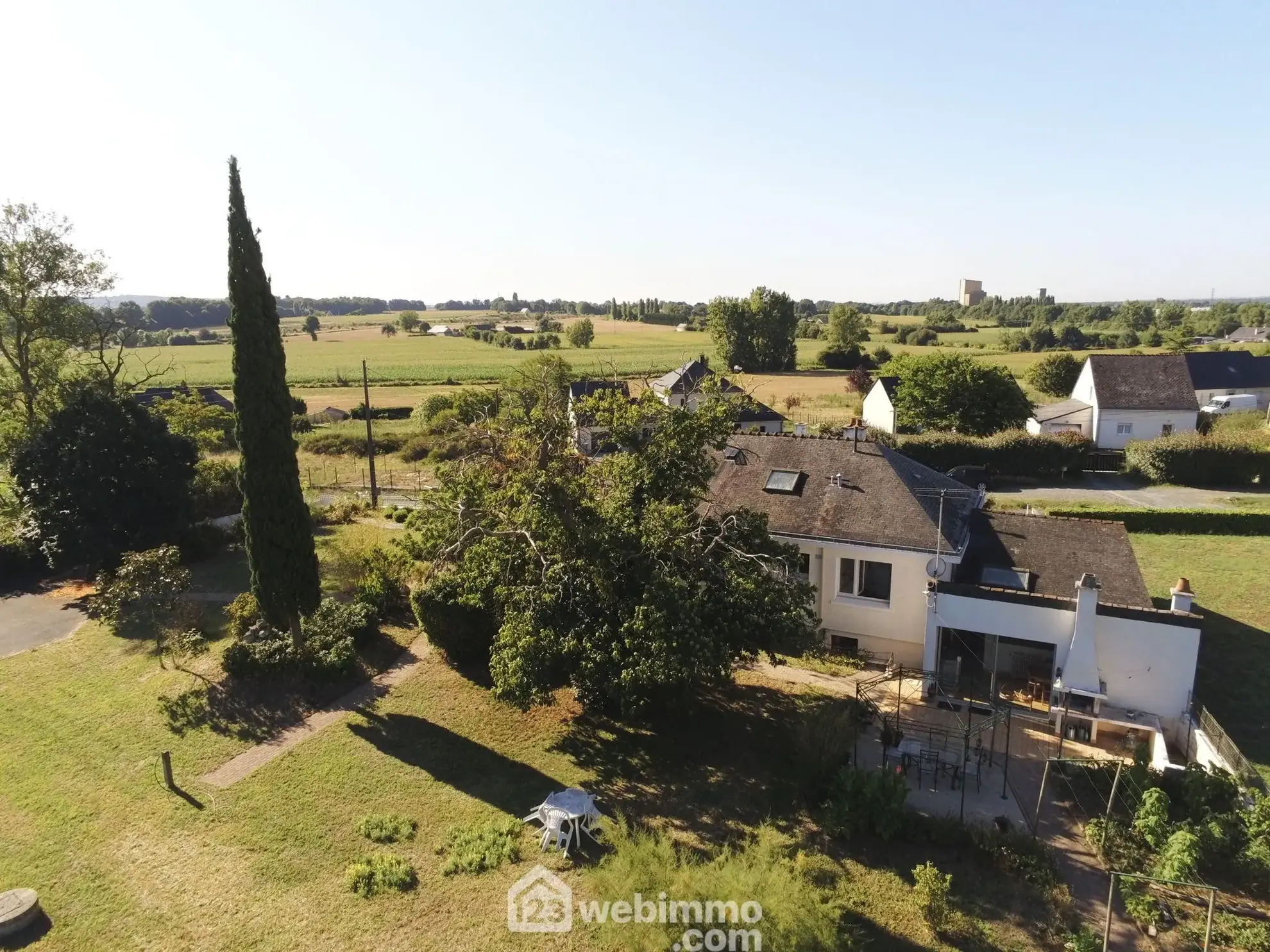 Maison spacieuse avec grands volumes et potentiel à Longué-Jumelles 