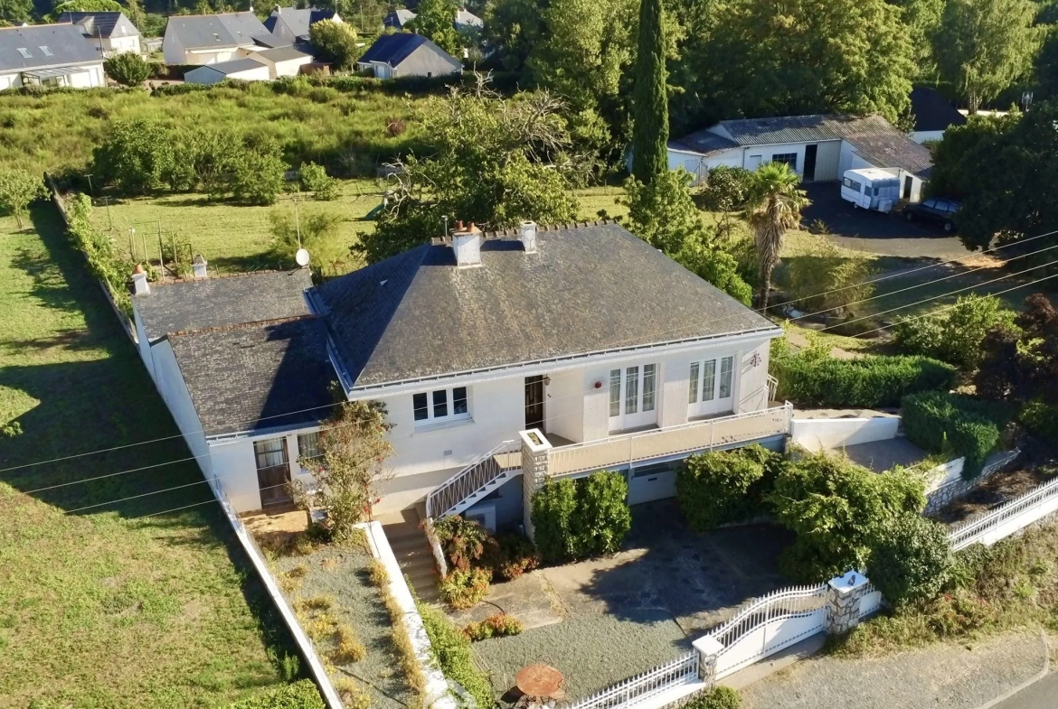 Maison spacieuse avec grands volumes et potentiel à Longué-Jumelles 
