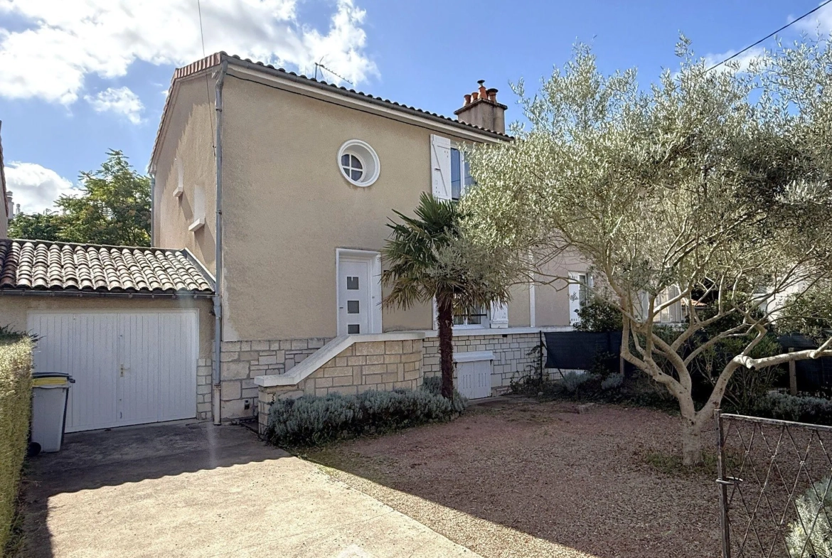 Maison à vendre de 85 m² avec garage et terrasse à Poitiers, quartier calme 