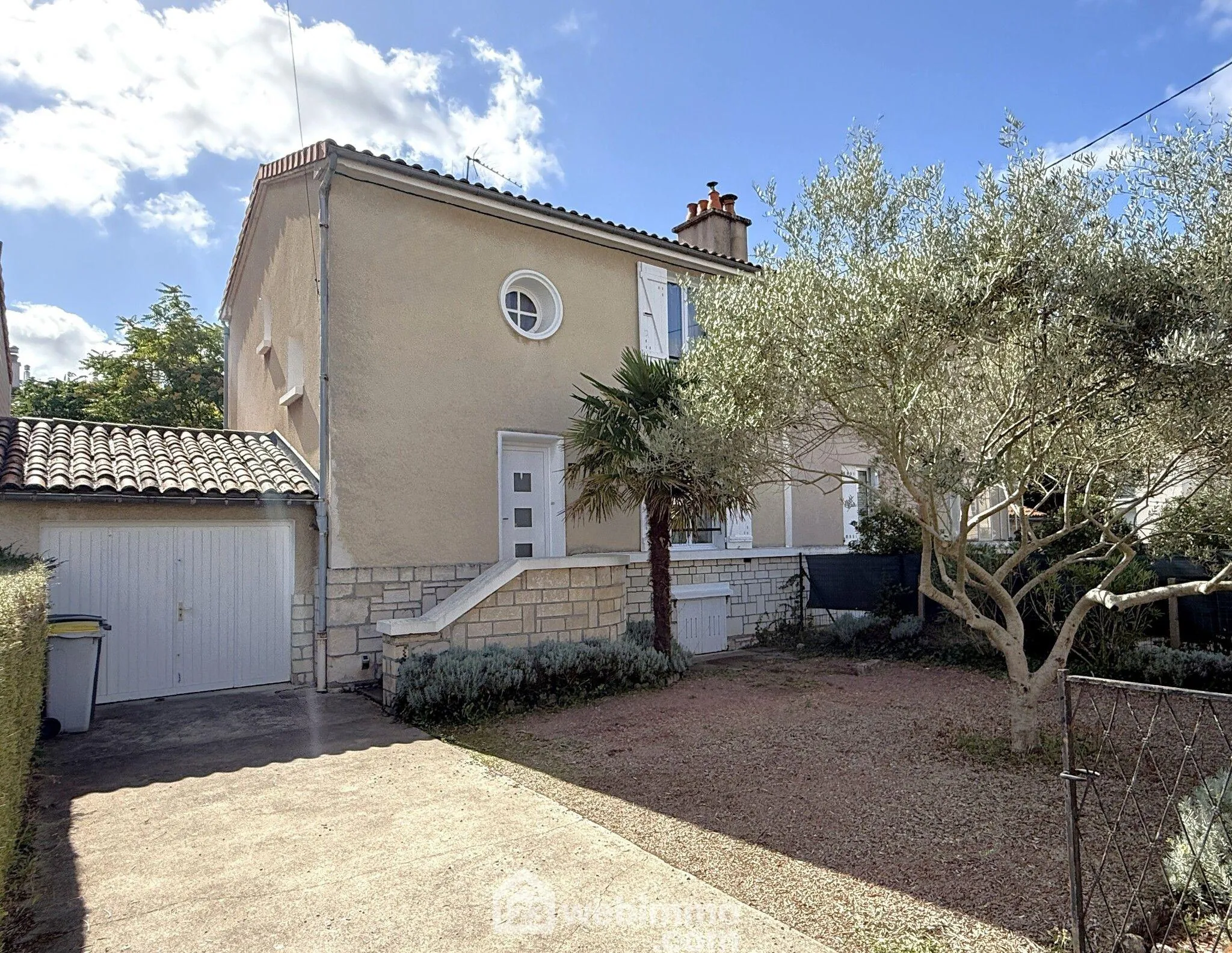 Maison à vendre de 85 m² avec garage et terrasse à Poitiers, quartier calme 