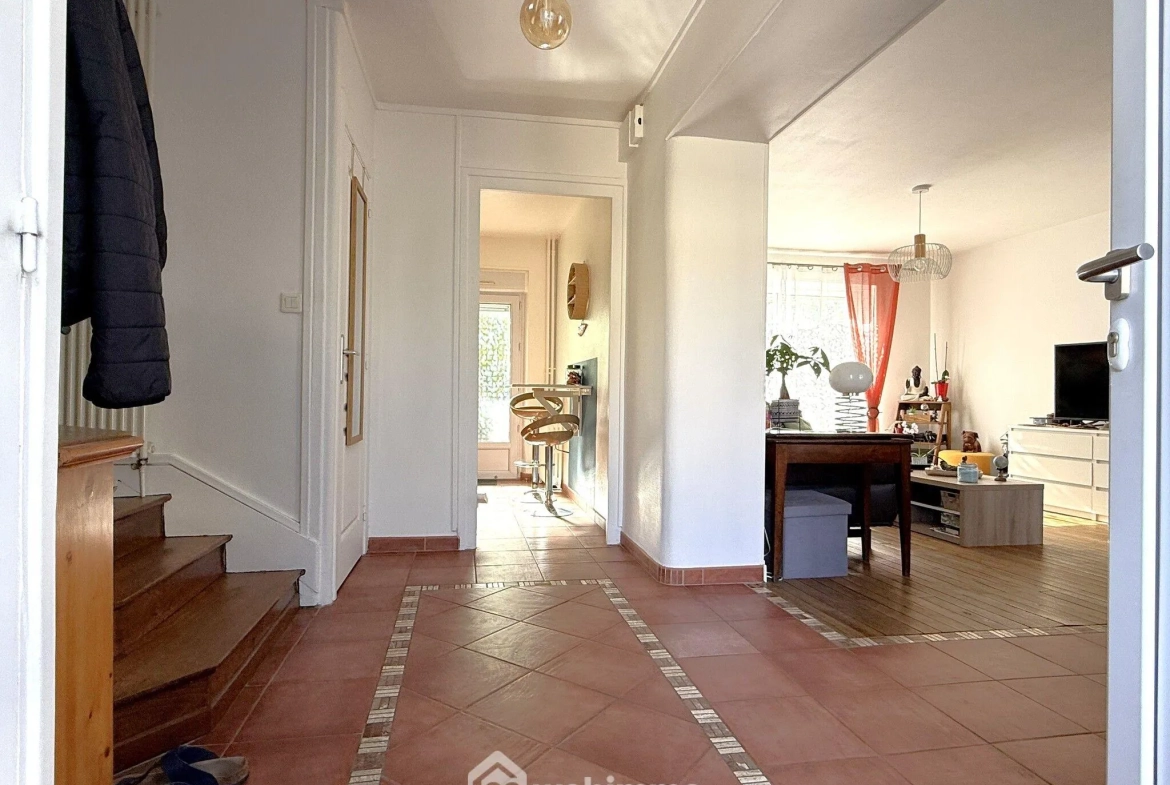 Maison à vendre de 85 m² avec garage et terrasse à Poitiers, quartier calme 