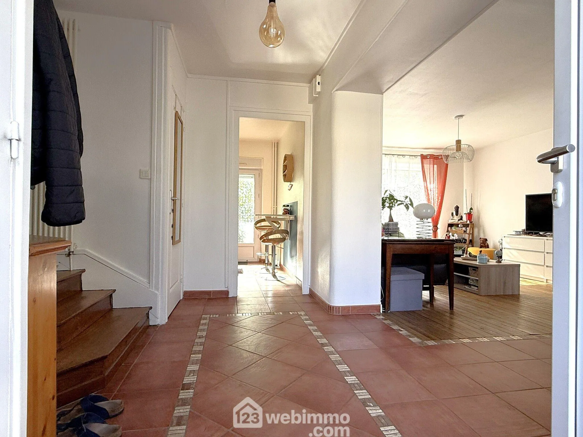 Maison à vendre de 85 m² avec garage et terrasse à Poitiers, quartier calme 