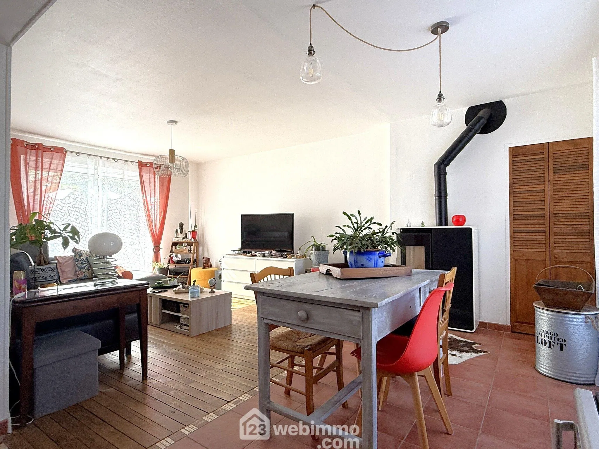 Maison à vendre de 85 m² avec garage et terrasse à Poitiers, quartier calme 
