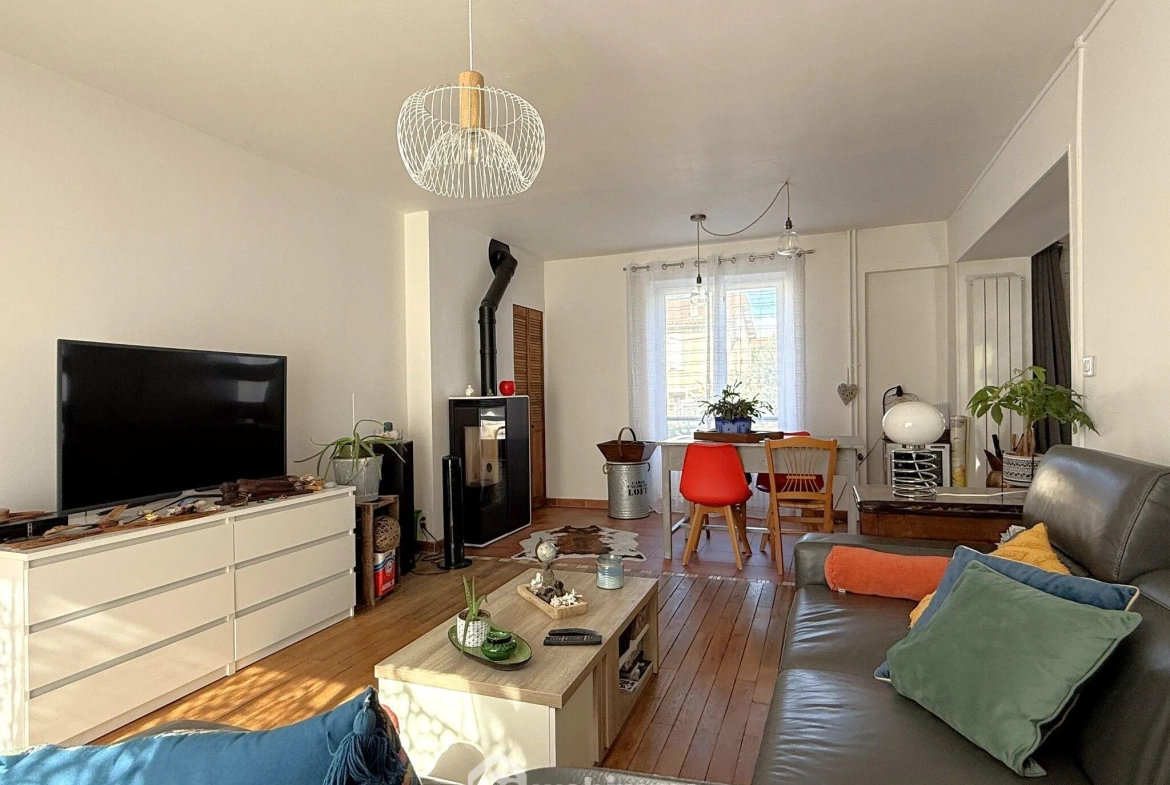 Maison à vendre de 85 m² avec garage et terrasse à Poitiers, quartier calme 