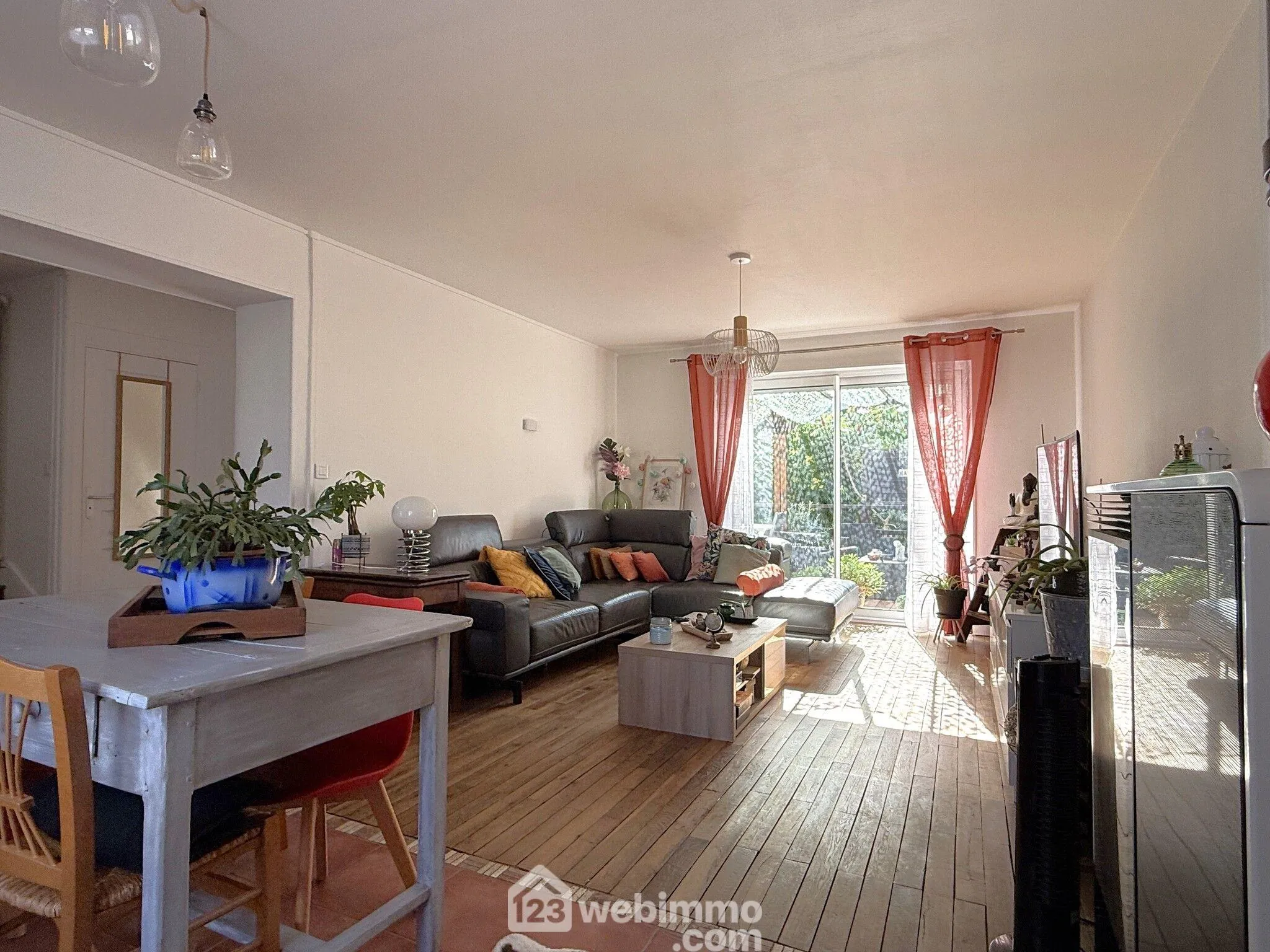 Maison à vendre de 85 m² avec garage et terrasse à Poitiers, quartier calme 