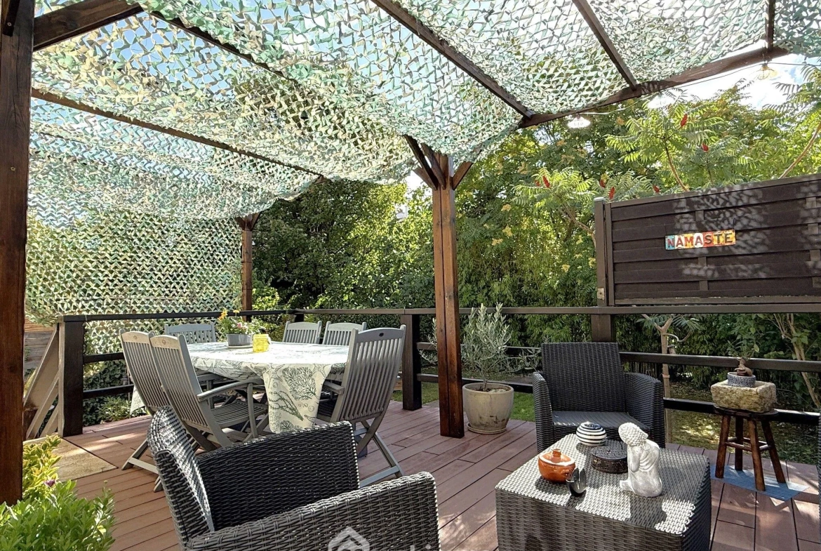 Maison à vendre de 85 m² avec garage et terrasse à Poitiers, quartier calme 