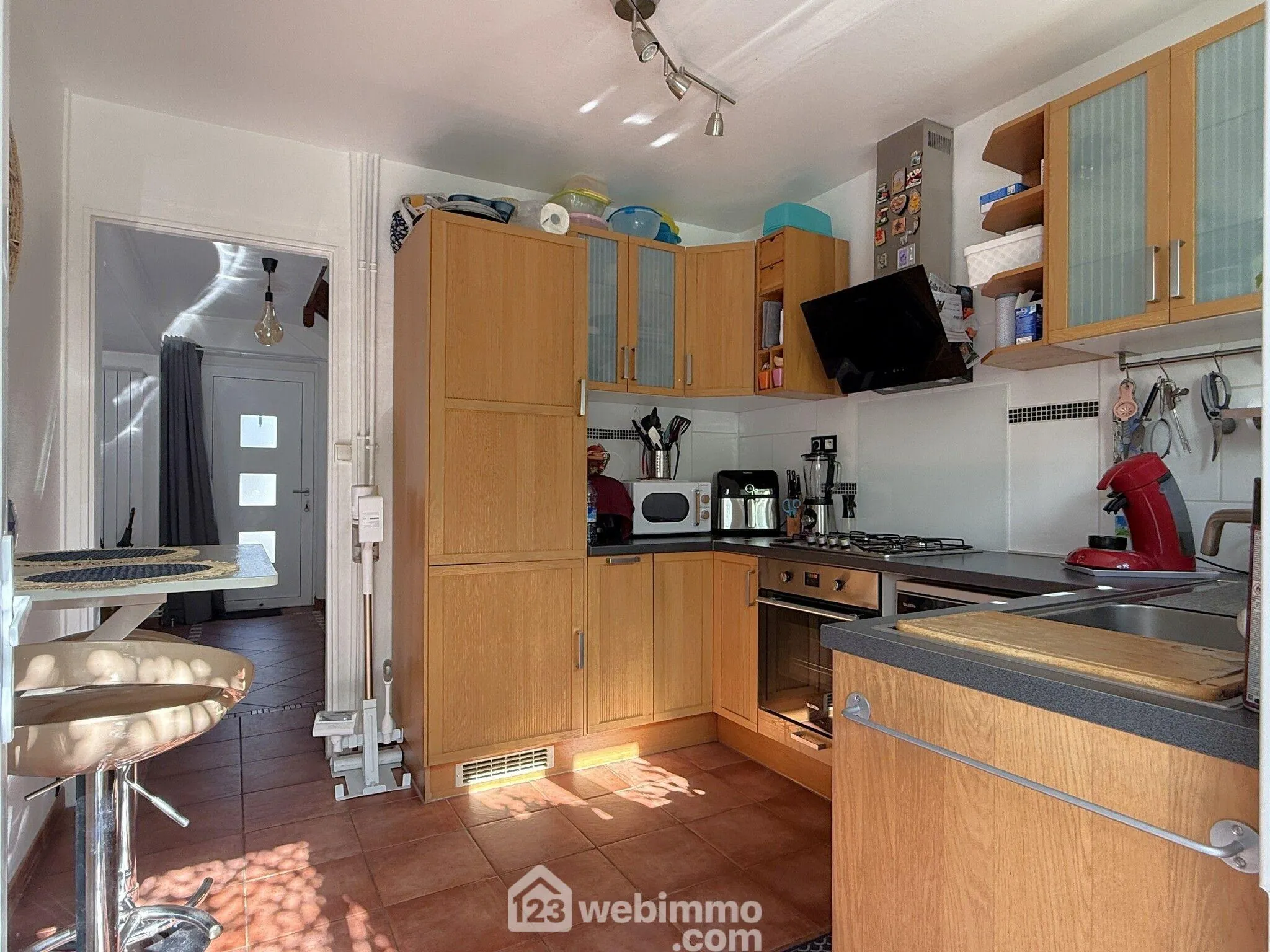 Maison à vendre de 85 m² avec garage et terrasse à Poitiers, quartier calme 