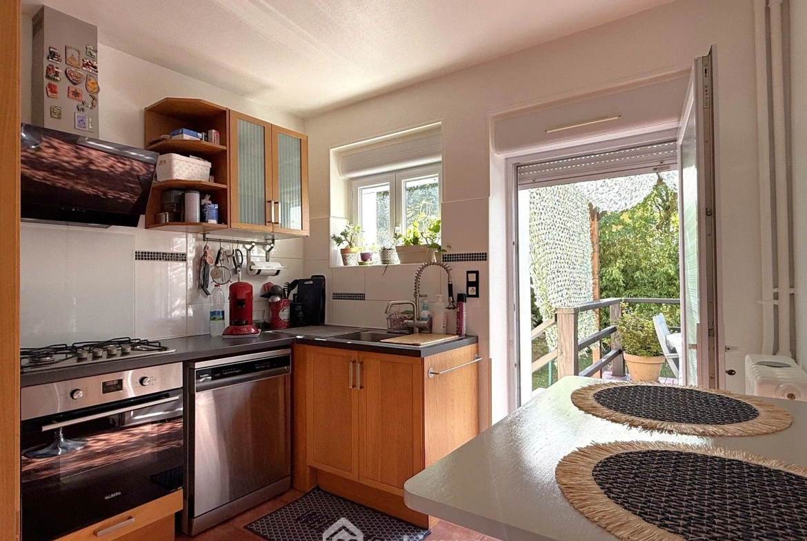 Maison à vendre de 85 m² avec garage et terrasse à Poitiers, quartier calme 