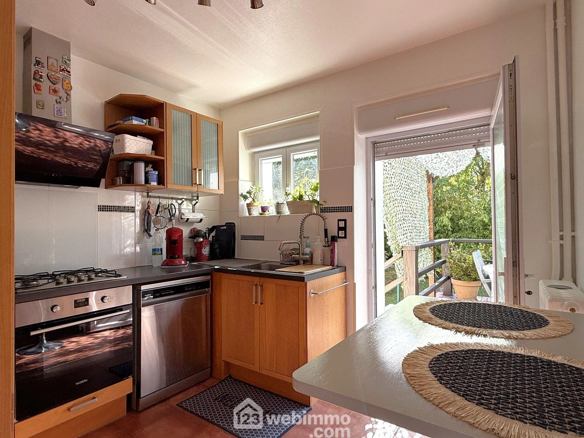 Maison à vendre de 85 m² avec garage et terrasse à Poitiers, quartier calme 