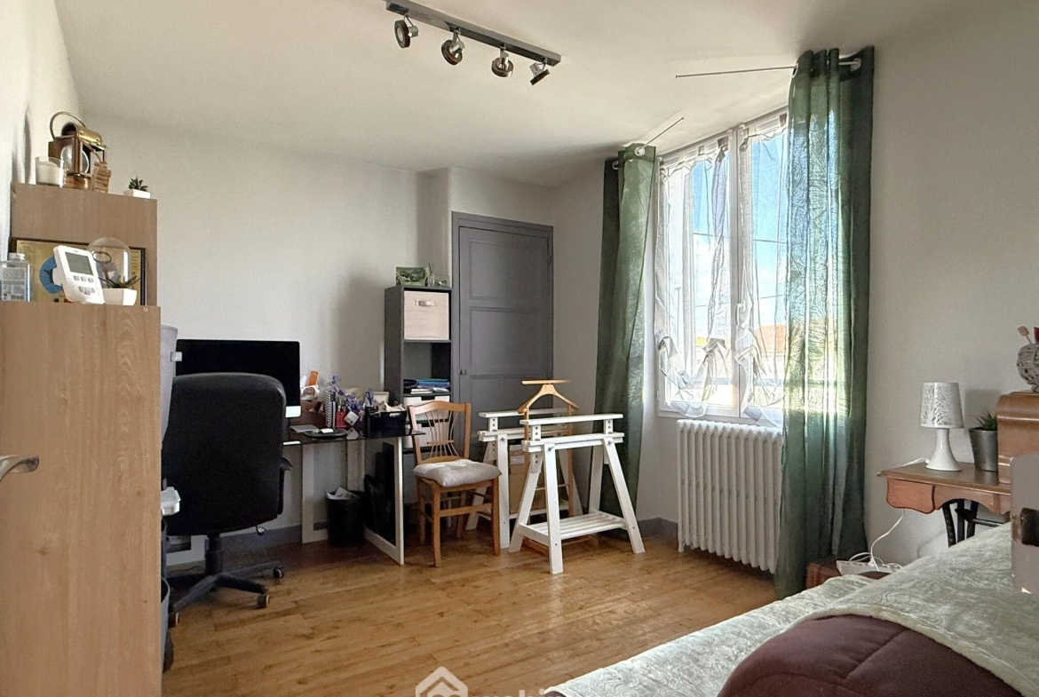 Maison à vendre de 85 m² avec garage et terrasse à Poitiers, quartier calme 