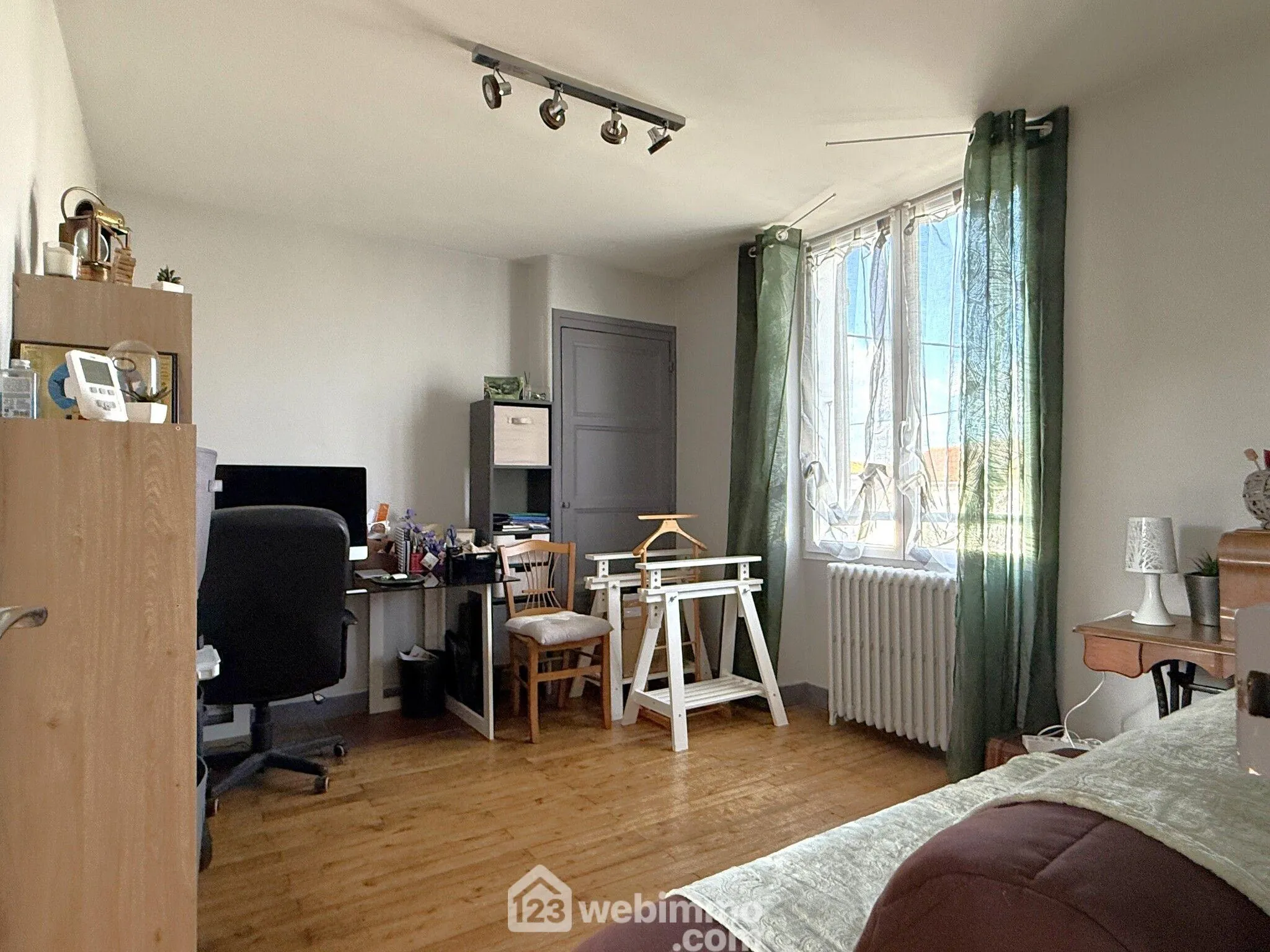Maison à vendre de 85 m² avec garage et terrasse à Poitiers, quartier calme 