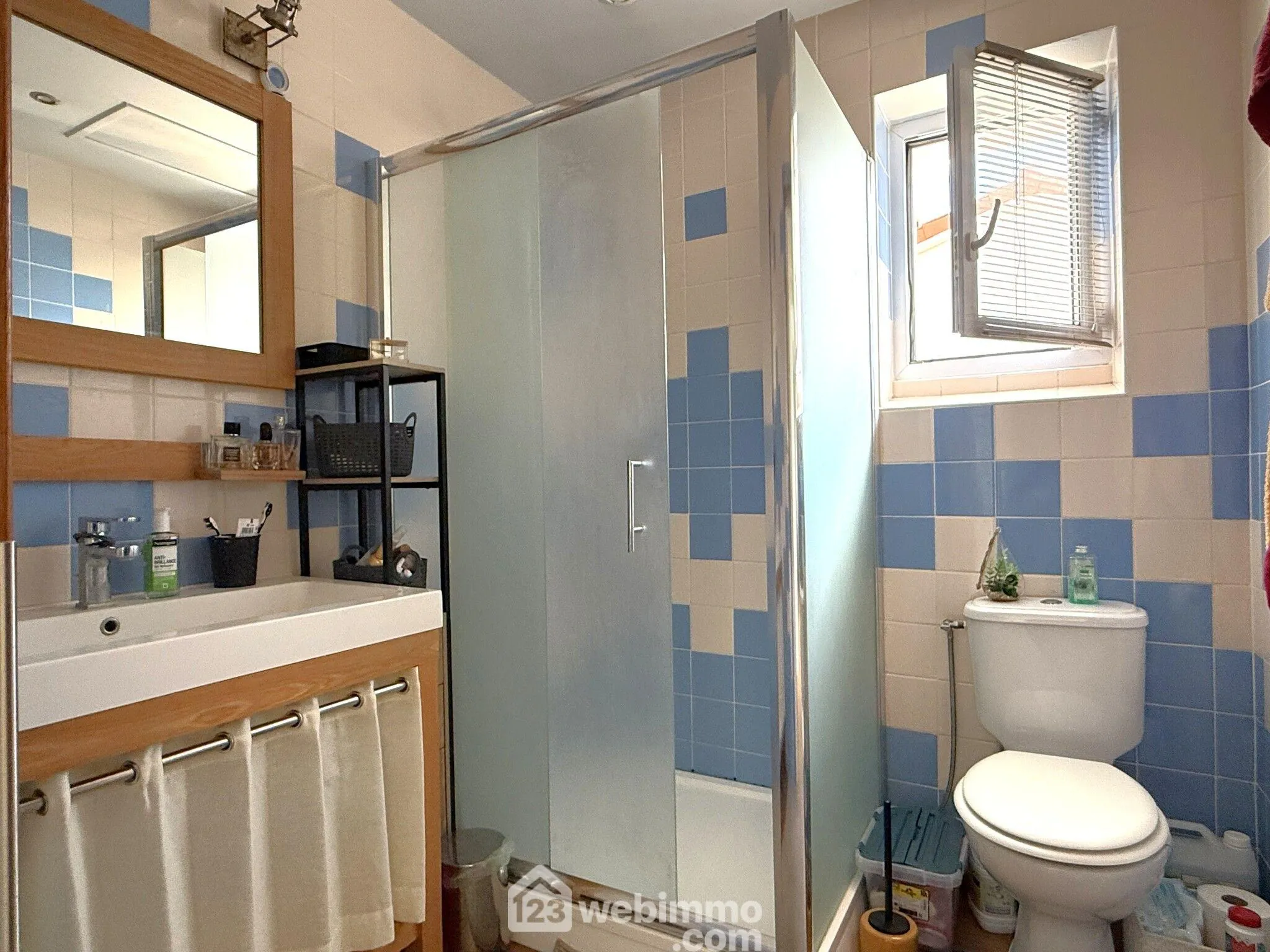 Maison à vendre de 85 m² avec garage et terrasse à Poitiers, quartier calme 