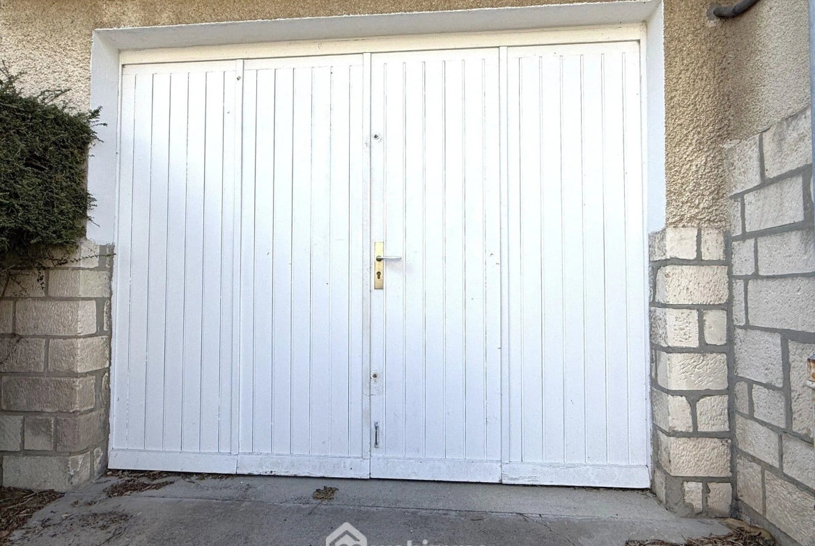 Maison à vendre de 85 m² avec garage et terrasse à Poitiers, quartier calme 