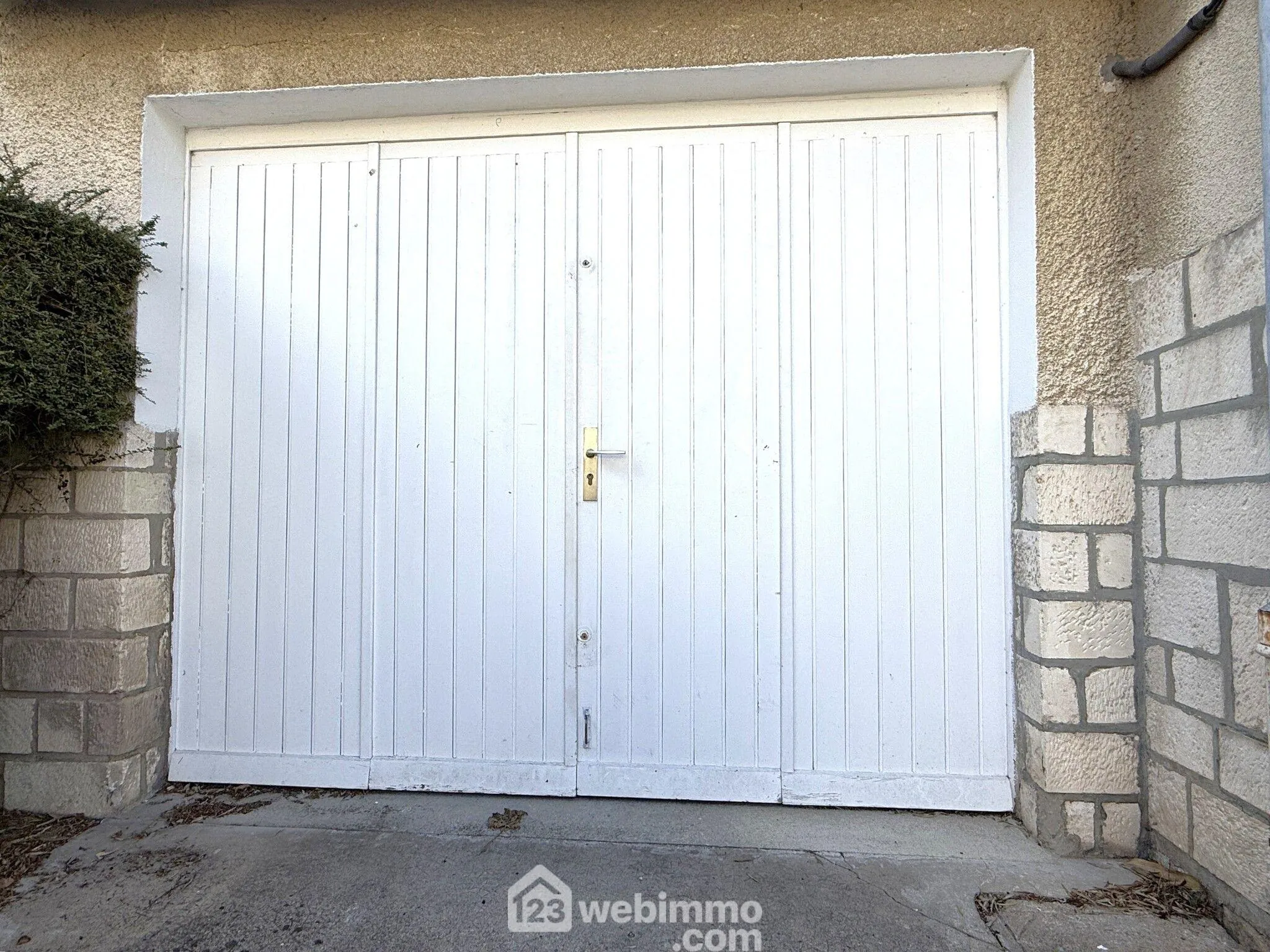 Maison à vendre de 85 m² avec garage et terrasse à Poitiers, quartier calme 