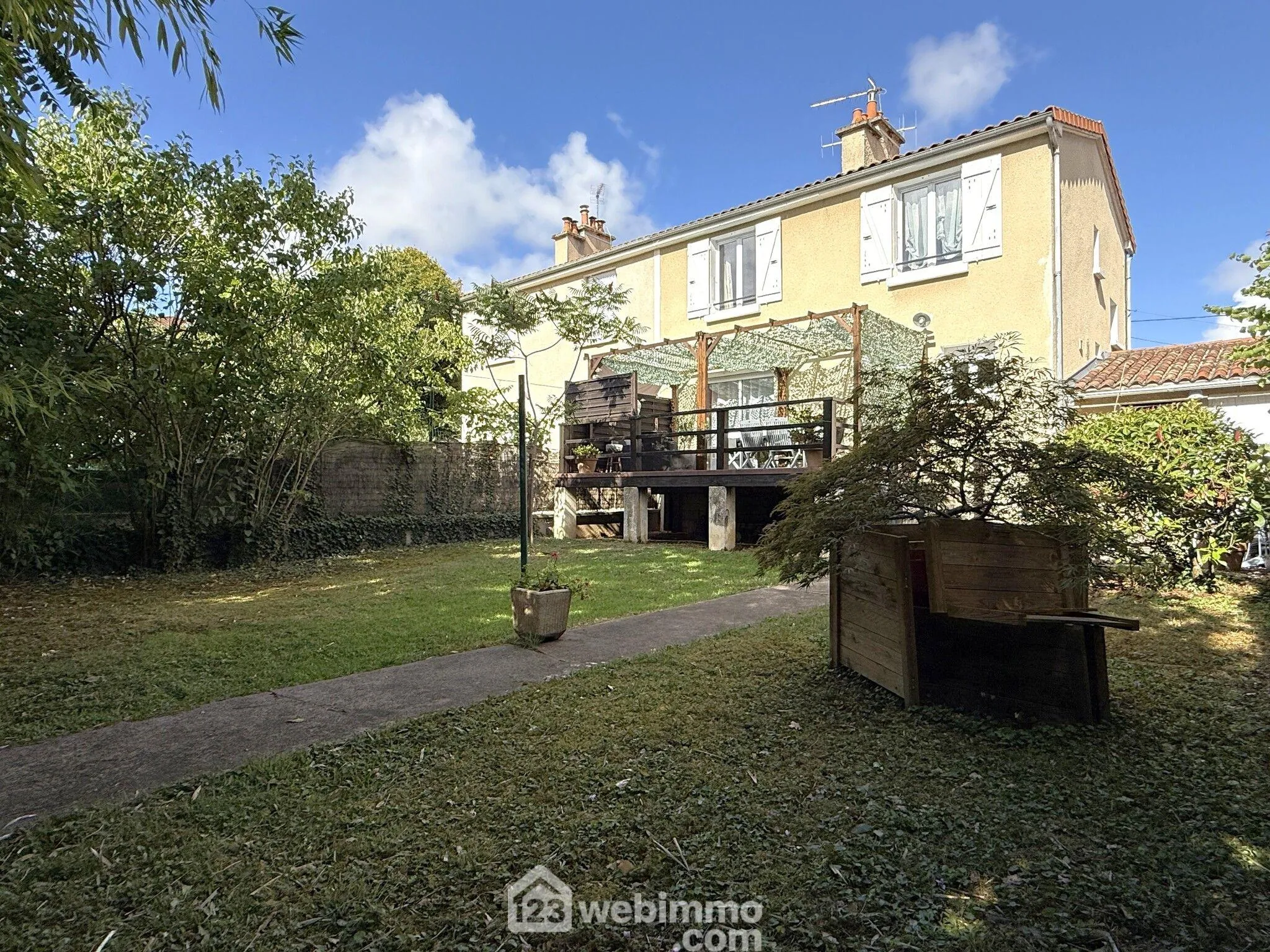 Maison à vendre de 85 m² avec garage et terrasse à Poitiers, quartier calme 