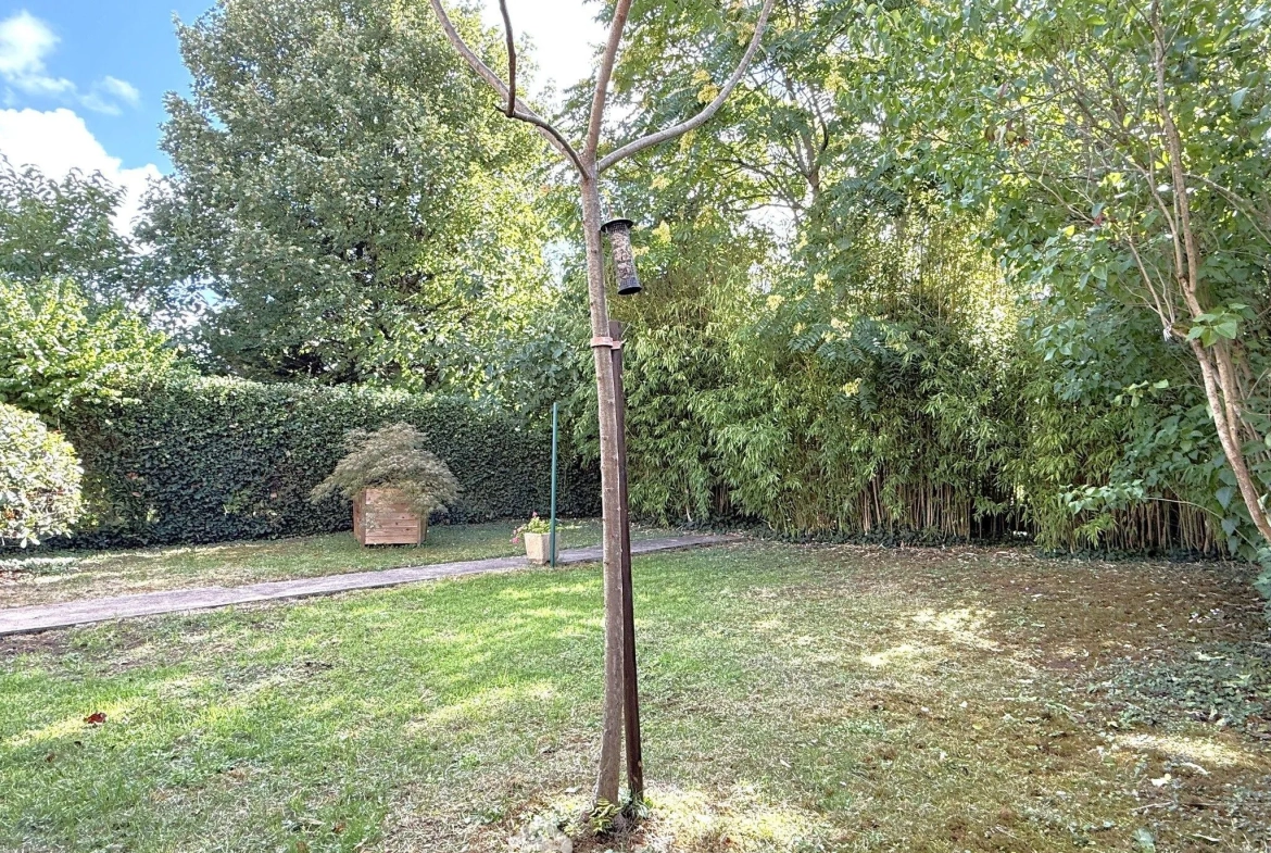 Maison à vendre de 85 m² avec garage et terrasse à Poitiers, quartier calme 
