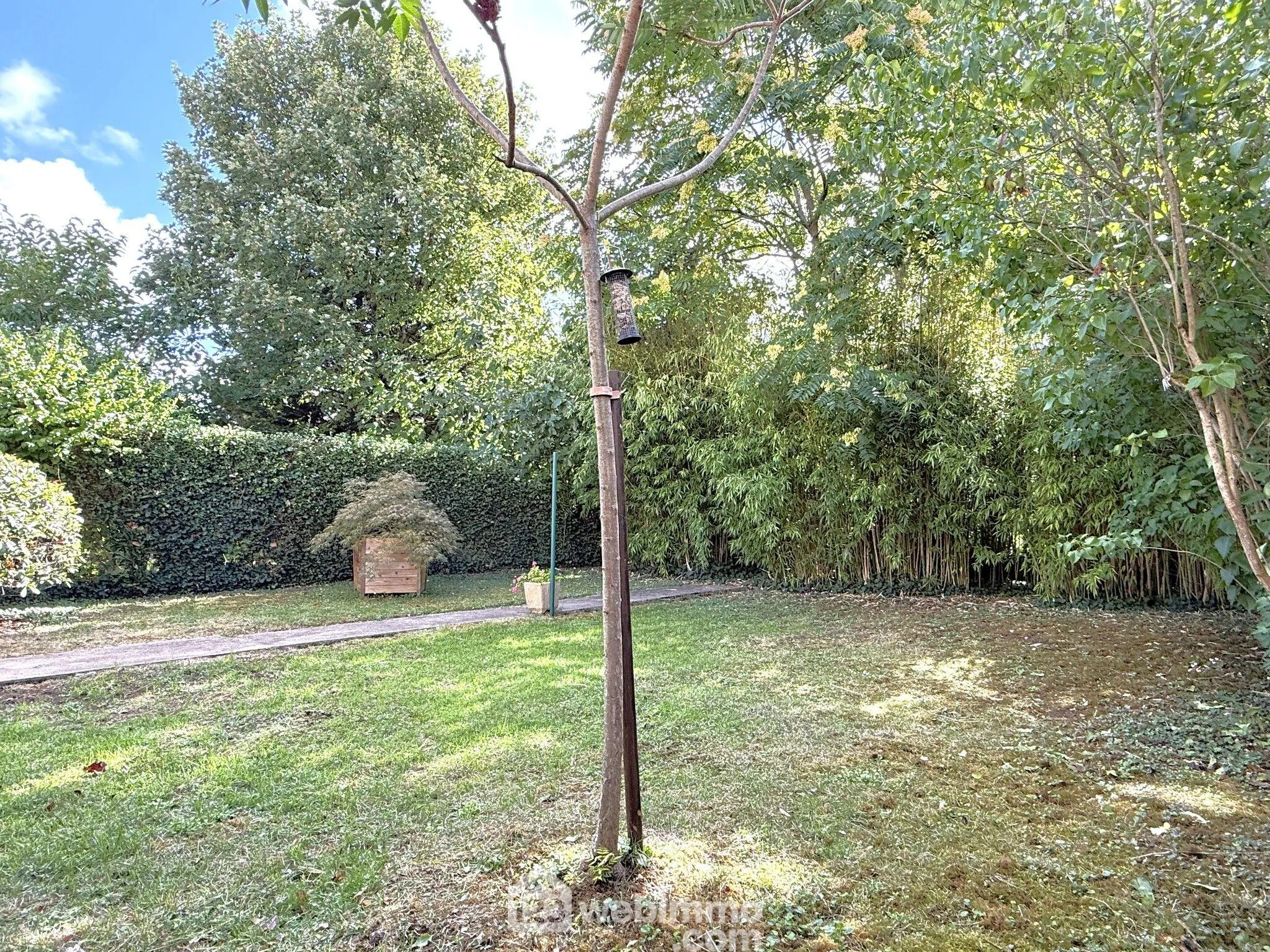 Maison à vendre de 85 m² avec garage et terrasse à Poitiers, quartier calme 