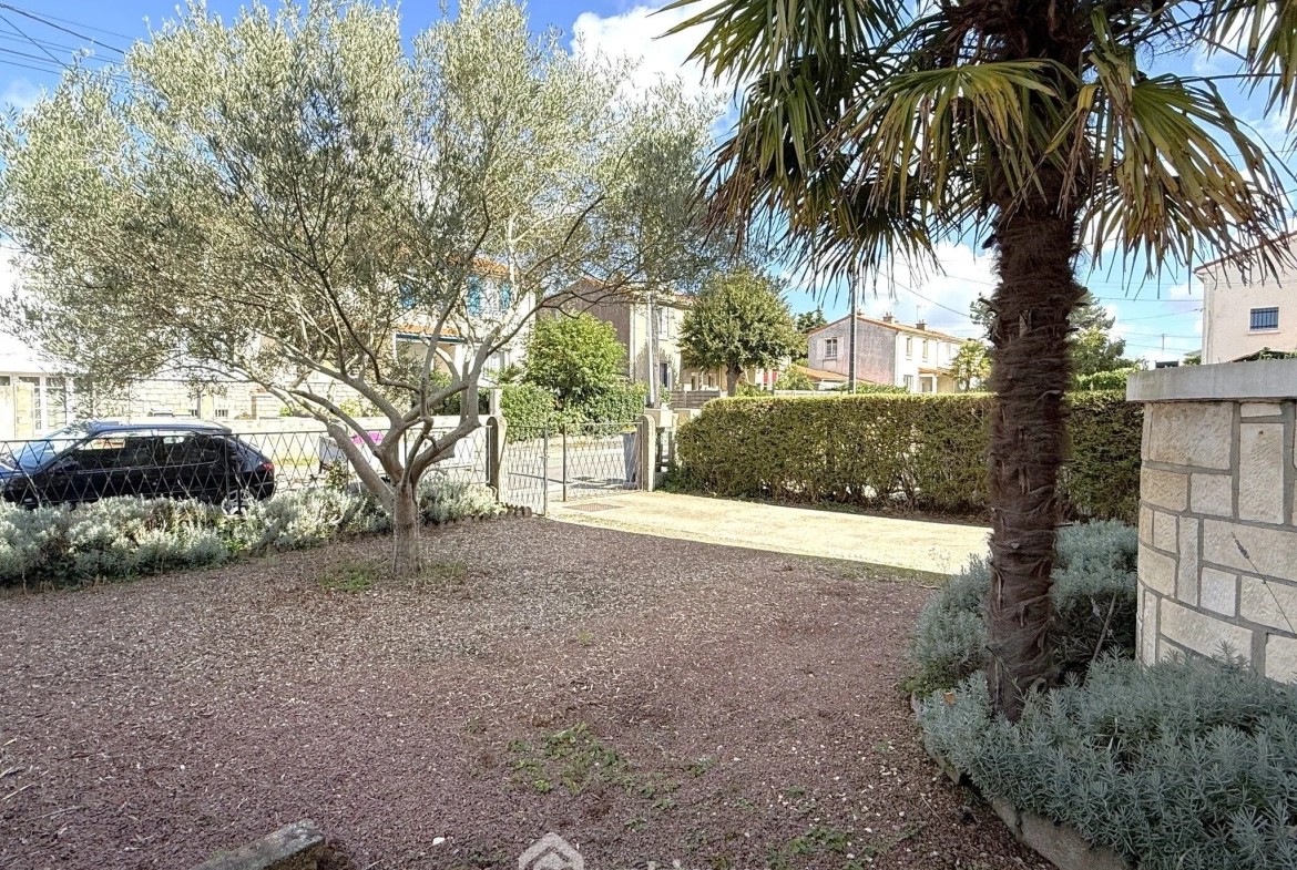 Maison à vendre de 85 m² avec garage et terrasse à Poitiers, quartier calme 