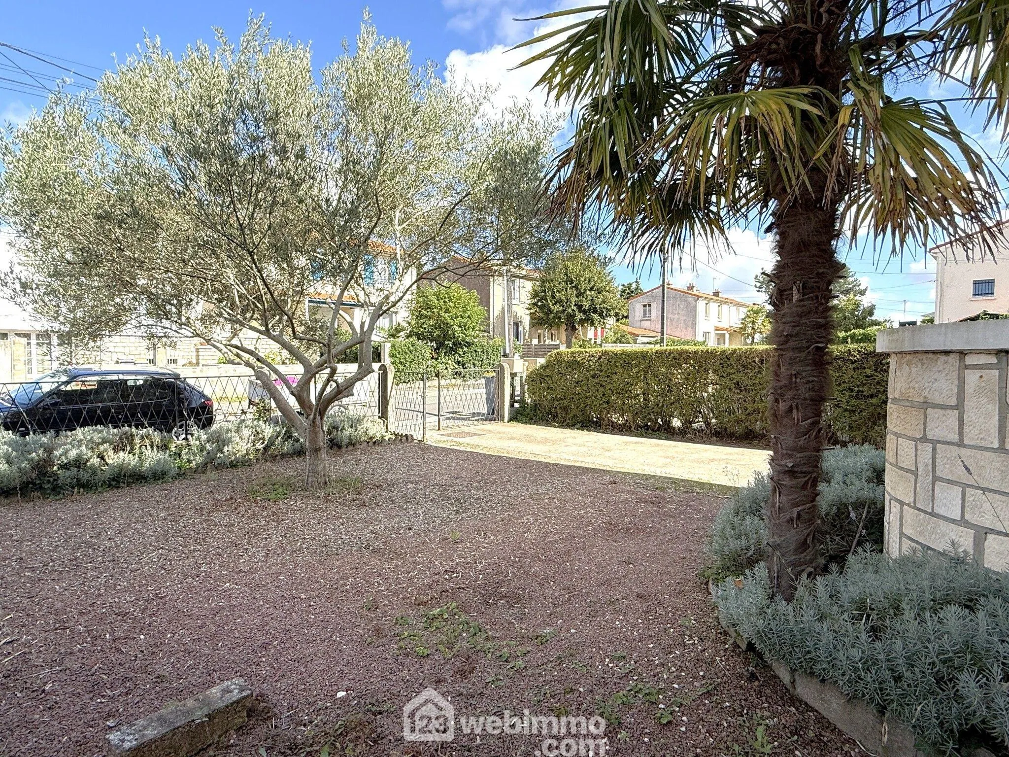 Maison à vendre de 85 m² avec garage et terrasse à Poitiers, quartier calme 
