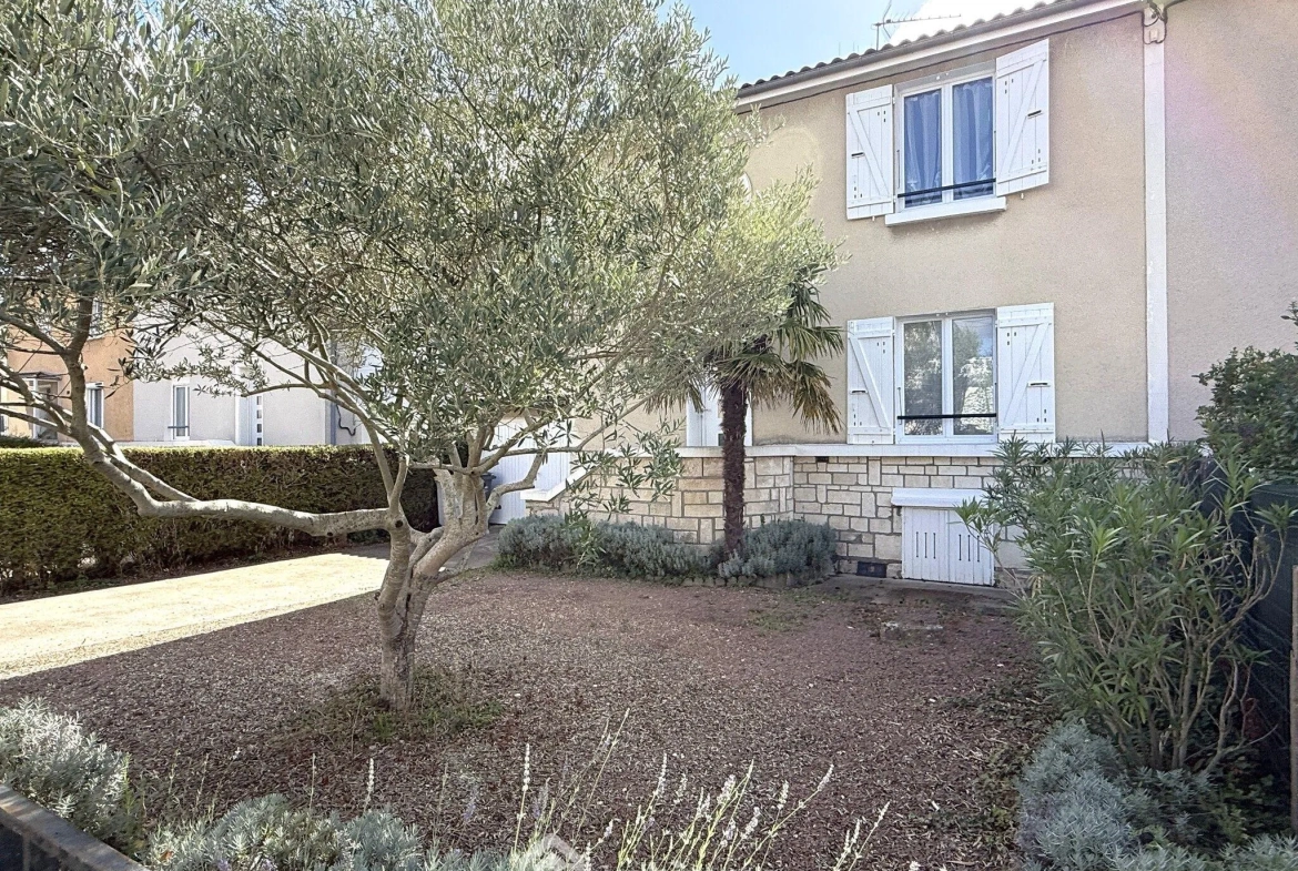 Maison à vendre de 85 m² avec garage et terrasse à Poitiers, quartier calme 