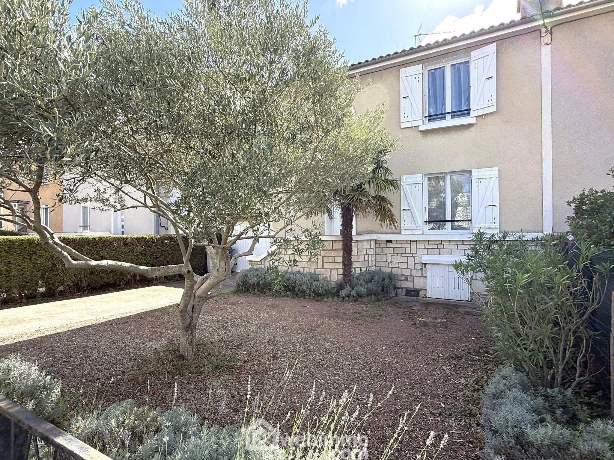 Maison à vendre de 85 m² avec garage et terrasse à Poitiers, quartier calme 