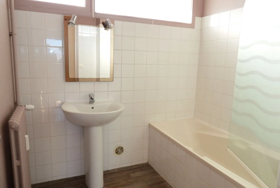 À Fécamp, appartement 2 chambres avec balcon, cave et ascenseur 