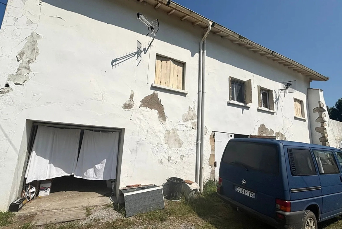 Maison ancienne à Urt avec grande parcelle et potentiel locatif à saisir 