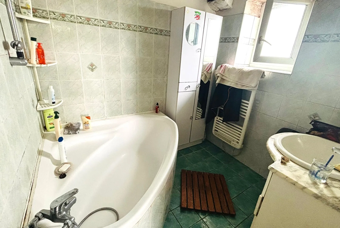 Maison ancienne à Urt avec grande parcelle et potentiel locatif à saisir 
