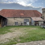 Corps de ferme XVIIIème siècle à rénover à Brugheas, terrain de 2 hectares