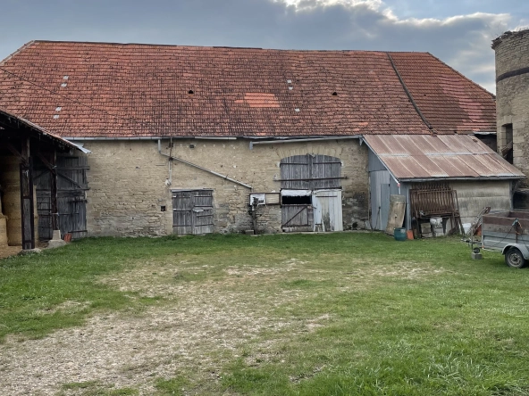 Corps de ferme XVIIIème siècle à rénover à Brugheas, terrain de 2 hectares