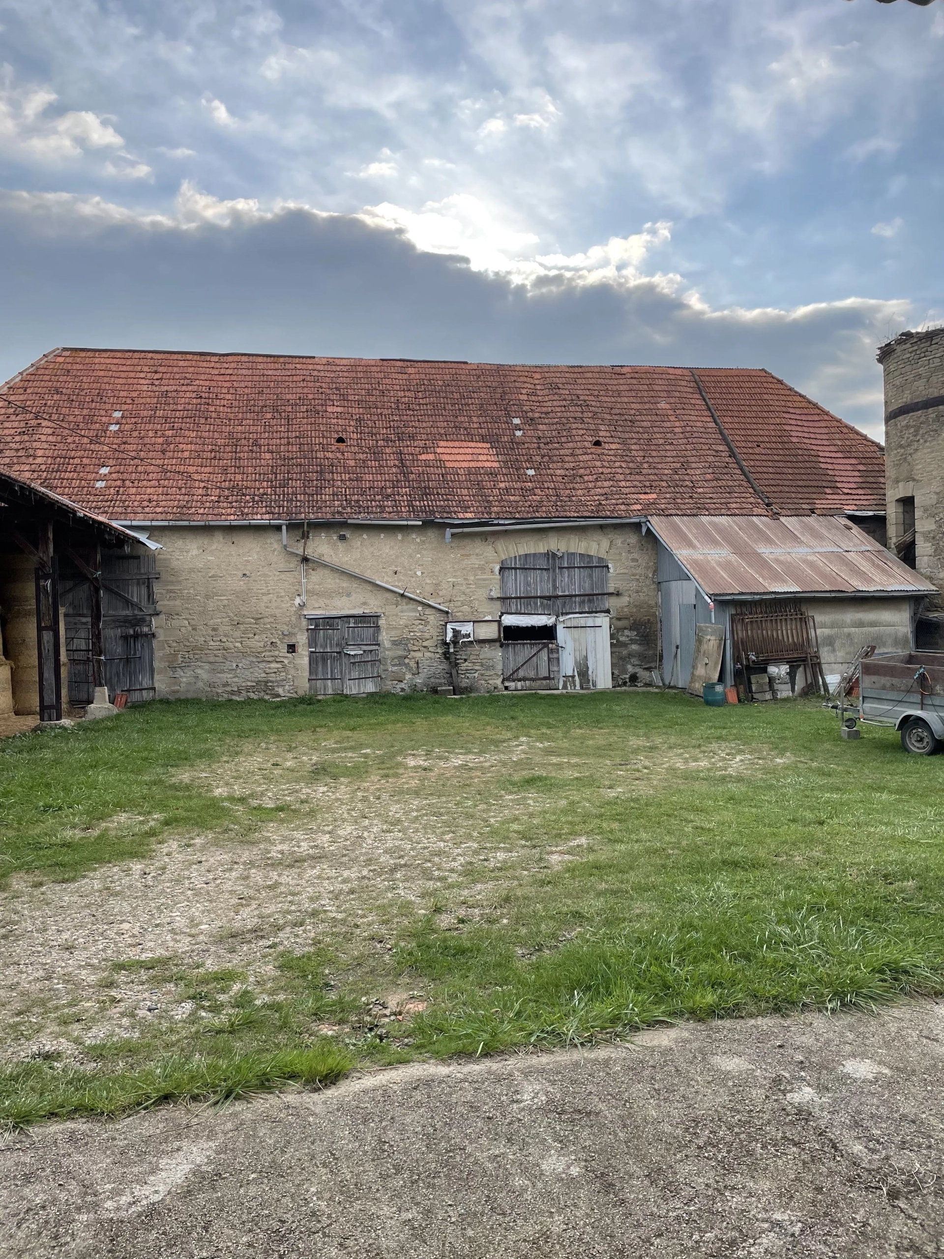 Corps de ferme XVIIIème siècle à rénover à Brugheas, terrain de 2 hectares 