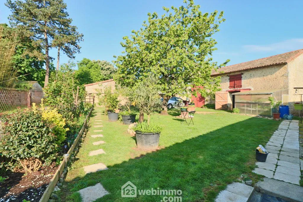 Ensemble immobilier de 2 maisons avec dépendances à Payré, proximité Poitiers 
