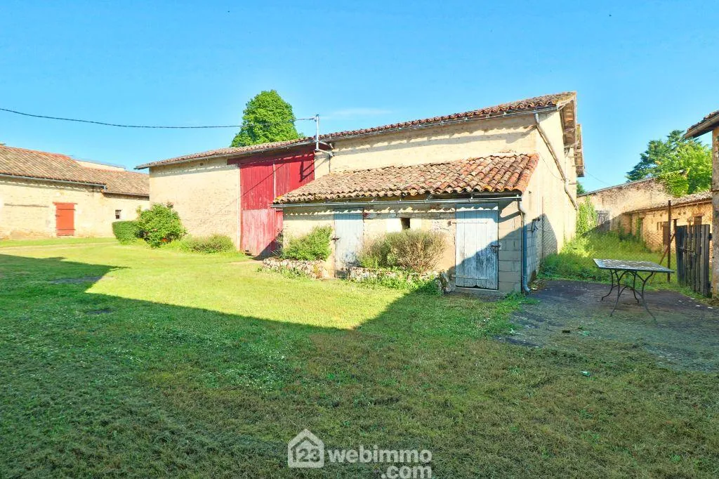 Ensemble immobilier de 2 maisons avec dépendances à Payré, proximité Poitiers 