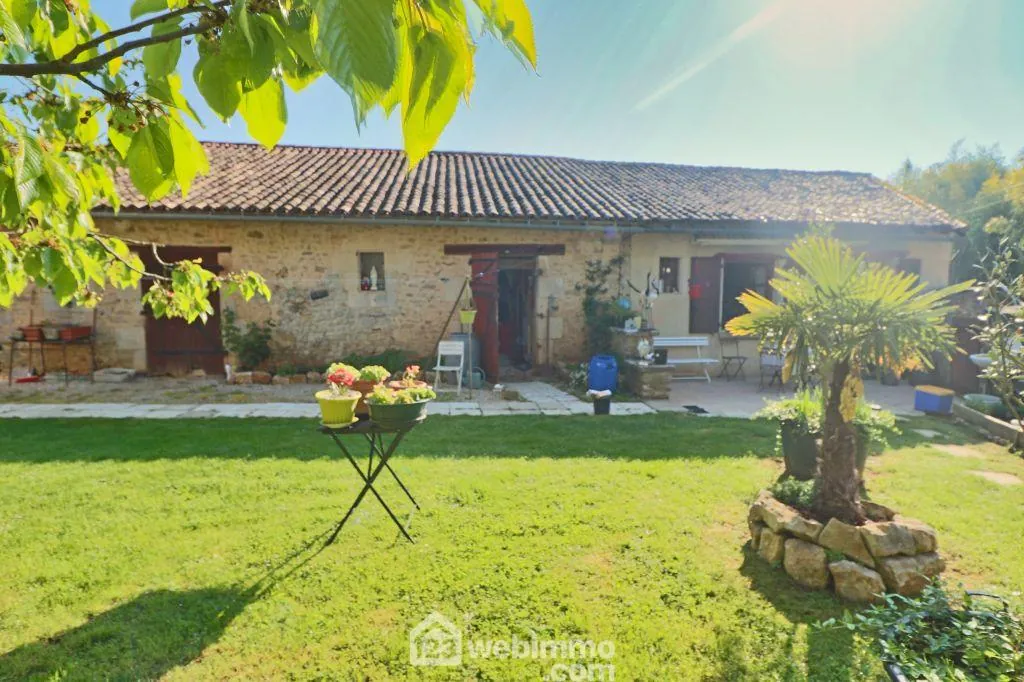 Ensemble immobilier de 2 maisons avec dépendances à Payré, proximité Poitiers 