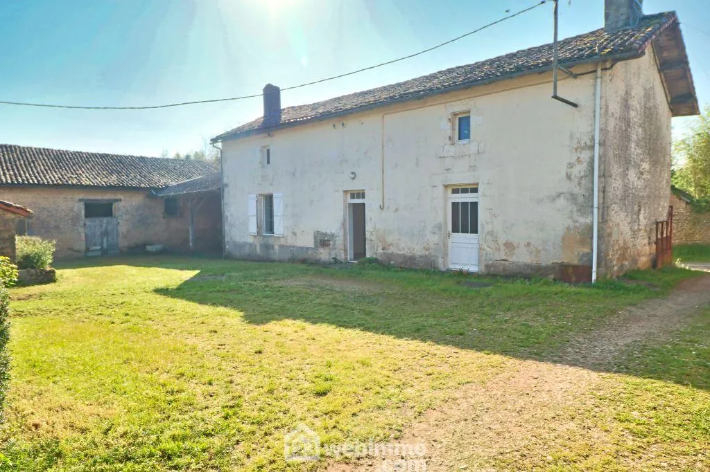 Ensemble immobilier de 2 maisons avec dépendances à Payré, proximité Poitiers 