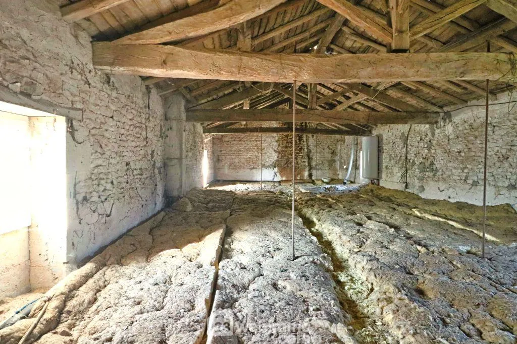 Ensemble immobilier de 2 maisons avec dépendances à Payré, proximité Poitiers 
