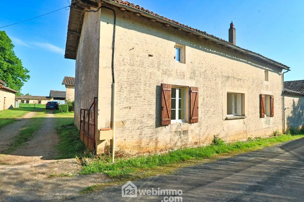Ensemble immobilier de 2 maisons avec dépendances à Payré, proximité Poitiers 