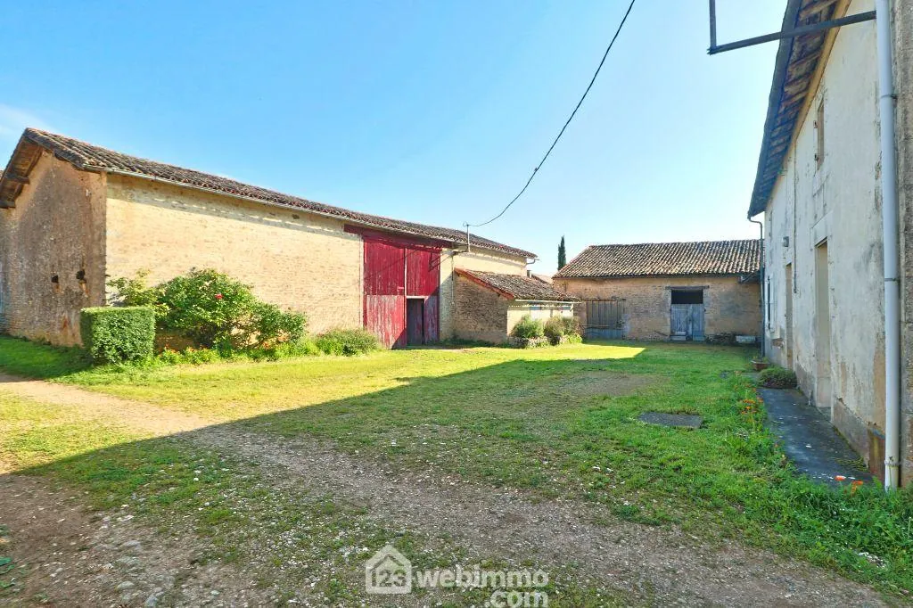 Ensemble immobilier de 2 maisons avec dépendances à Payré, proximité Poitiers 