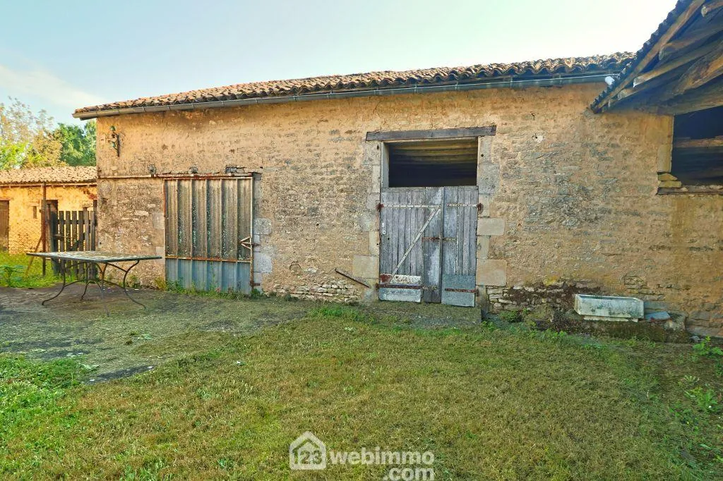 Ensemble immobilier de 2 maisons avec dépendances à Payré, proximité Poitiers 