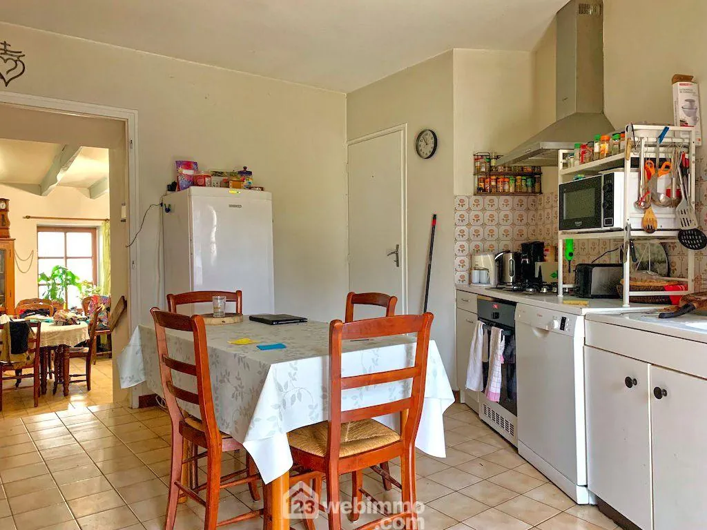 Ensemble immobilier de 2 maisons avec dépendances à Payré, proximité Poitiers 